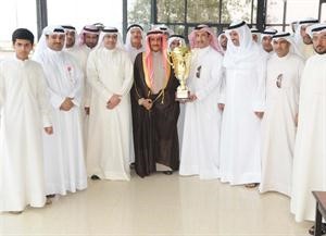 الشيخ دابراهيم الدعيج يسلم الكاس
