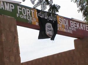 علم السلفيين مرفوع على مدخل معسكر سيدي بيكايا في تمبكتو في مالي	افپ﻿