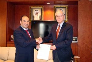 السفير منصور العتيبي خلال تسليم التبرع للامم المتحدة﻿