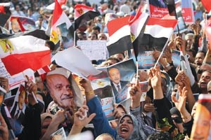 الالاف يرفعون صور عمر سليمان للمطالبة به رئيسا لمصررويترز