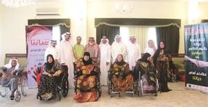 لقطة تذكارية مع بعض نزلاء دار المسنين﻿