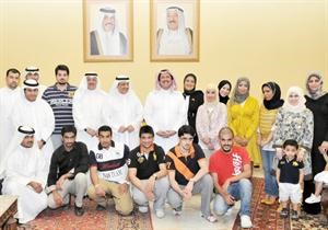 السفير عزام الصباح متوسطا مجموعة من الطلبة الدارسين في البحرين﻿
