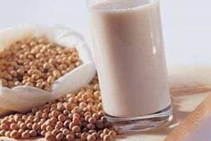 شرب حليب الصويا مرتين في اليوم قد يخفف من الهبات الساخنة لدى النساء