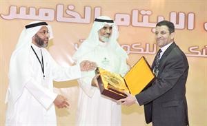 عبدالقادر العجيل وعبدالله الحيدر يكرمان احد المشرفين متين غوزال
