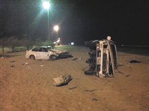 مركبة الاسرة وقد انقلبت على جانبها﻿