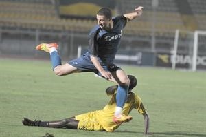 مهاجم انبي احمد عبدالظاهر يحاول المرور من مدافع ليديا