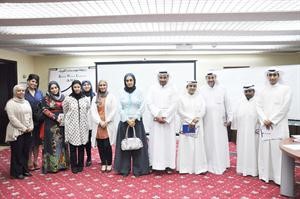 م الاء النصرالله تتوسط المشاركين في ورشة العمل﻿
