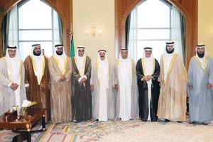 صاحب السمو الامير الشيخ صباح الاحمد مستقبلا رئيس مجلس الامة احمد السعدون ووفد الشعبة البرلمانية المشارك في مؤتمر الاتحاد البرلماني الدولي في كمبالا