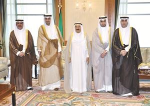صاحب السمو الامير خلال لقائه انس الصالح واعضاء مجلس مفوضي هيئة اسواق المال
