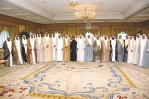 سمو ولي العهد الشيخ نواف الاحمد خلال لقائه وزير التعليم ووزيرة الشؤون في الامارات والوفد المرافق لهما