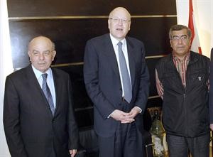 رئيس الحكومة اللبنانية نجيب ميقاتي متوسطا نائب رئيس التحرير الزميل عدنان الراشد ومدير مكتب الانباء في بيروت الزميل عمر حبنجر محمود الطويل