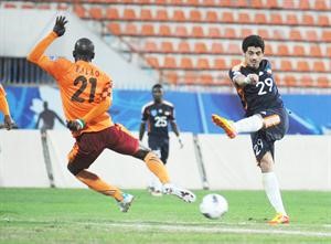 عبدالله الظفيري يسدد الكرة في حراسة النيجيري فتاي 	هاني الشمري﻿