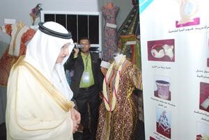 وزير الشؤون السعودي يوسف العثيمين يطلع على بعض المعروضات ﻿