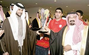الشيخ ناصر بن حمد يسلم الكاس للفائز﻿