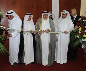 عبدالعزيز الخالدي والشيخ مالك الصباح وعبدالرحمن النصار يقصون شريط افتتاح المعرض