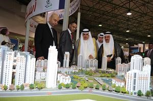 وكيل التجارة مستمعا لشرح عن احد المشاريع المشاركة بالمعرض
