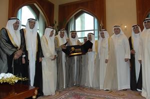 صاحب السمو الامير الشيخ صباح الاحمد يتسلم هدية تذكارية من القائمين على مشروع مدينة صباح الاحمد اللوجيستية في الفلبين