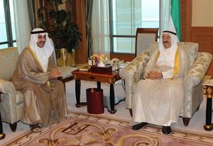 صاحب السمو الامير الشيخ صباح الاحمد خلال لقائه جاسم الخرافي