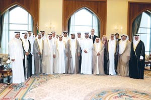 صاحب السمو الامير الشيخ صباح الاحمد خلال لقائه القائمين على مشروع مدينة صباح الاحمد اللوجستية في الفلبين
