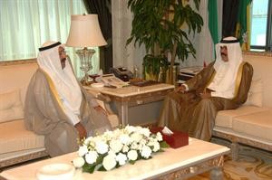 سمو ولي العهد الشيخ نواف الاحمد مستقبلا الشيخ ناصر صباح الاحمد
