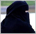 موظفة في منطقة الجهراء الصحية عاقبت مراجعة بنزع نقابها
