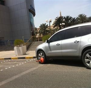 احدى السيارات المكبوحة مقابل البورصة
