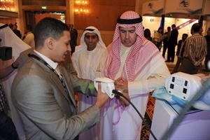 دوليد الفلاح متفقدا احدى التقنيات الجديدة﻿