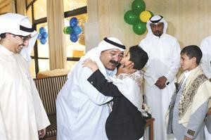 الشيخ ناصر صباح الاحمد مصافحا احد الايتام