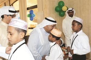 لفتة ابوية من جانب وزير الديوان تجاه احد الايتام