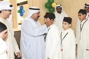 وزير الديوان متحدثا مع احد الايتام