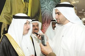 ديوسف بن احمد متحدثا الى الزميل محمد راتب