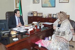 القنصل مشعل السعيد متحدثا للزميلة هناء السيد 	ناصر عبد السيد﻿