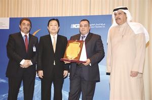 وليد العرابي يتسلم درع التكريم