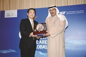 الشيخ حمود الصباح مكرما الضيف الكوري