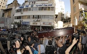 اصدقاء الراحل علي شعبان يحملونه على الاكف امام الجديد