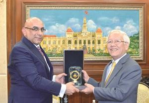 القنصل عمر القناعي خلال لقائه رئيس اللجنة الشعبية في فيتنام