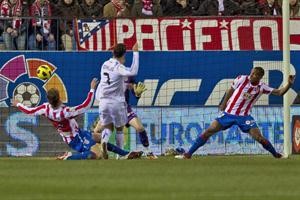 مهاجم ريال مدريد كريستيانو رونالدو يسجل هدفا في مرمى اتلتيكو مدريد في مباراة سابقة
