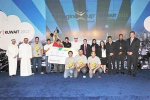 عبداللطيف السريع متوسطا الفائزين بالمسابقة في لقطة تذكارية 	متين غوزال﻿