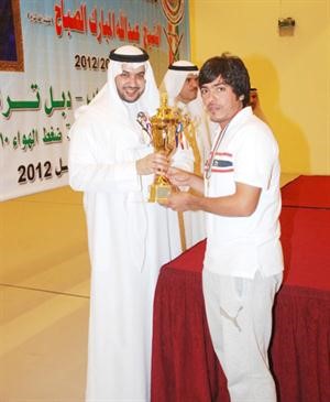 الشيخ مبارك العبدالله يسلم الكاس للفائز﻿
