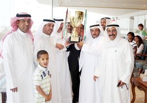 الشيخ علي الحمود يسلم الكاس بحضور عبدالله فيروز﻿