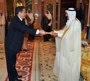 صاحب السمو الامير الشيخ صباح الاحمد يتسلم اوراق اعتماد السفير الصيني
