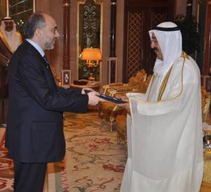 صاحب السمو الامير يتسلم اوراق السفير الليبي
