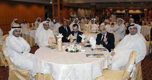 مسامي الرشيد و دماجد الديحاني مع الحضور بالمؤتمر