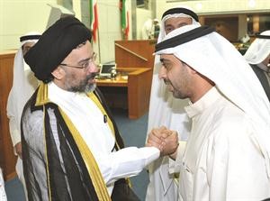 مصافحة جمعت الشيخ محمد العبدالله وسيد حسين القلاف بعد انتهاء الاستجواب متين غوزال﻿