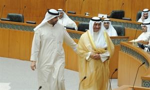 سمو رئيس الوزراء الشيخ جابر المبارك ووزير الاعلام الشيخ محمد العبدالله خلال الجلسة﻿