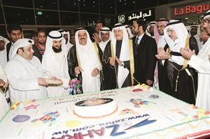 قطع كيكة افتتاح السوق المركزي لجمعية الزهراء التعاونية﻿