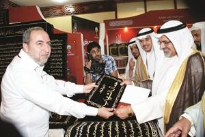 هدية تذكارية مقدمة للوزير الشهاب
