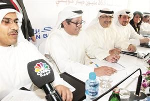 جانب من عملية التوقيع على اصدار السندات			اسامة ابوعطية﻿