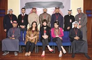 لقطة جماعية للموظفين الحاصلين على الشهادة المعتمدة