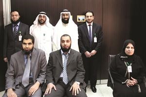 دالملا يتوسط بعض الفائزين
